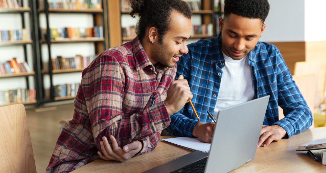 Cómo la Tutoría entre Pares Mejora el Aprendizaje del Inglés