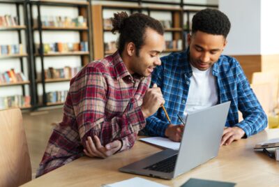 Cómo la Tutoría entre Pares Mejora el Aprendizaje del Inglés